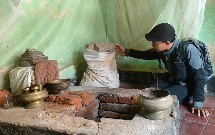 PENINGGALAN: Pengunjung mengamati arca yang terdapat di sumur windu di Dusun/Desa Bejijong, Kecamatan Trowulan, Kabupaten Mojokerto (foto: Misbakhul Ulum for Radar Majapahit)