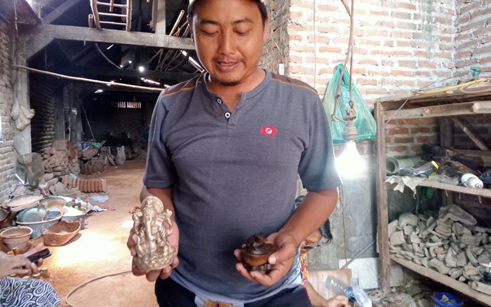 UNIK: Hasil kerajinan kuningan warga di Dusun Kedungwulan, Desa Bejijong, Kecamatan Trowulan, Kabupaten Mojokerto. (foto: Nadya Azzahra for Radar Majapahit)