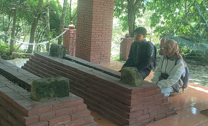 TERPELIHARA: Pengunjung berziarah ke makam Mbah Suro di Dusun Gembyang, Desa Kuripansari, Kecamatan Pacet, Kabupaten Mojokerto. (foto: Misbakhul Ulum for Radar Majapahit)