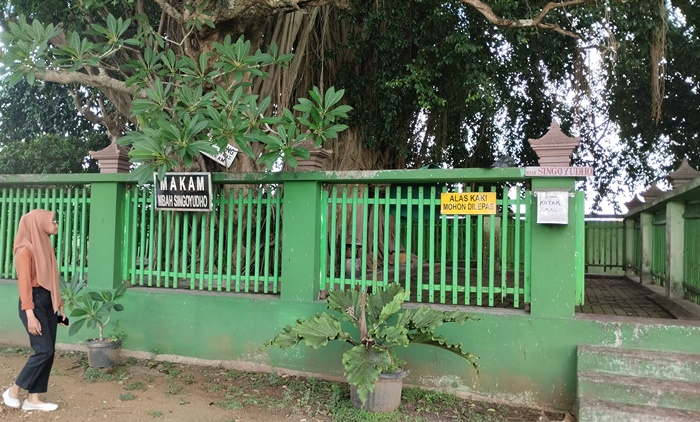 KONDISI TERKINI: Pengunjung mengamati area luar Mbah Singo Yudho di Dusun/Desa Sambiroto, Kecamatan Sooko, Kabupaten Mojokerto. (Foto: Nadya Azzahra for Radar Majapahit)