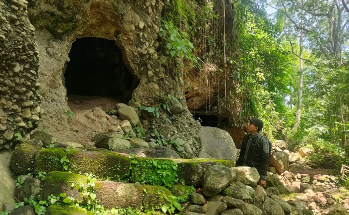 TAKJUB: Pengunjung mengamati bibir Gua Gembyang di Dusun Gembyang, Desa Kuripansari, Kecamatan Pacet, Kabupaten Mojokerto. (foto: Misbakhul Ulum for Radar Majapahit)