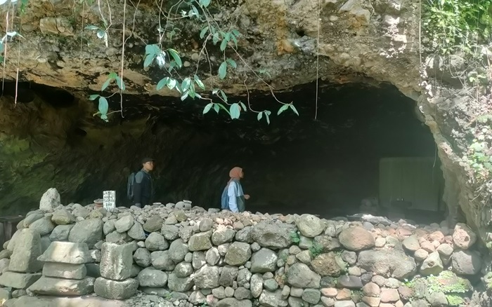 BUKTI SEJARAH: Pengunjung menelusuri keadaan dalam Gua Gembyang di Dusun Gembyang, Desa Kuripansari, Kecamatan Pacet, Kabupaten Mojokerto. (foto: Misbakhul Ulum for Radar Majapahit)