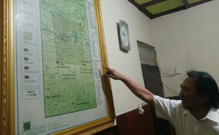 DATA SEJARAH: Ketua Perkumpulan Peduli Majapahit Gotrah Wilwatikta Anam Anis menunjukkan peta Ibu Kota Majapahit di kantornya. (foto: Yulianto Adi Nugroho)