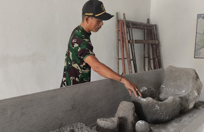 DILESTARIKAN: Temuan watu lumpang yang dijaga di Museum Alas Trik, di Desa Kedungbocok, Kecamatan Tarik, Kabupaten Sidoarjo. (foto: Nadya Azzahra for Radar Majapahit)
