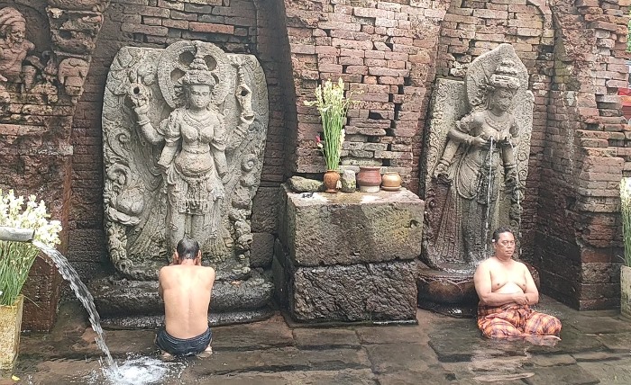 JERNIH: Wisatawan berkunjung hingga mandi di Petirtaan Belahan, di Dusun Belahan Jowo, Wonosunyo, Kecamatan Gempol, Kabupaten Pasuruan. (foto: Misbakhul Ulum for Radar Majapahit)