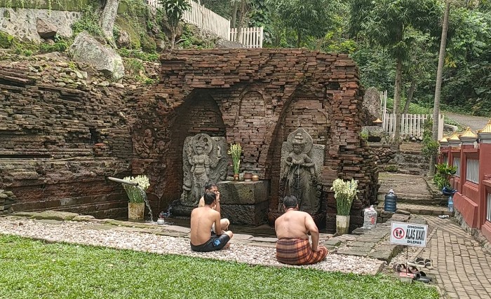 BERMAKNA: Petirtaan Belahan di Dusun Belahan Jowo, Wonosunyo, Kecamatan Gempol, Kabupaten Pasuruan menyimpan sejumlah kisah dan filosofi moral kehidupan.  (foto: Misbakhul Ulum for Radar Majapahit)