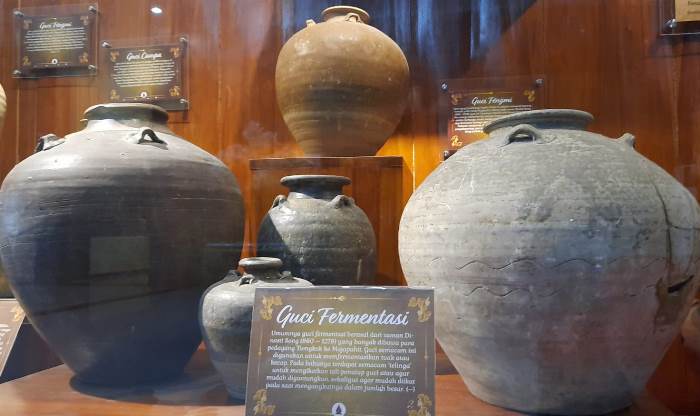 ARTEFAK: Koleksi terakota wadah berbentuk gentong, jambangan, guci, hingga kendi koleksi Museum Gubuk Wayang yang dipamerkan di Balai Kota Mojokerto.
