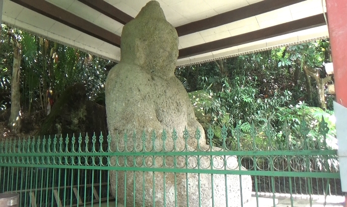 AGUNG: Wujud Arca Buddha Akshobhya atau Reco Lanang, di Dusun Kemlaka, Desa/Kecamatan Trawas, Kabupaten Mojokerto. (foto: Misbakhul Ulum for Radar Majapahit)