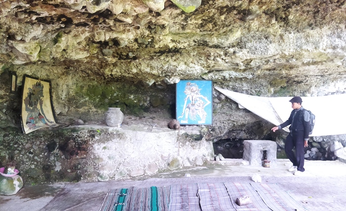 TENANG: Wisatawan sedang berkunjung di Gua Putih, Dusun Tengkep, Desa Jatijejer, Kecamatan Trawas, Kabupaten Mojokerto. (foto: Misbakhul Ulum for Radar Majapahit)