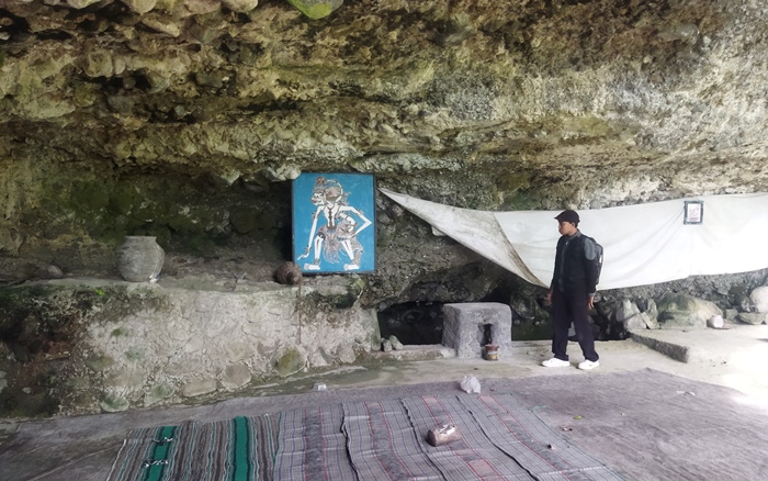 KISAH: Terdapat lukisan dan gada yang identik kera putih Hanoman di Gua Putih, di Dusun Tengkep, Desa Jatijejer, Kecamatan Trawas, Kabupaten Mojokerto. (foto: Misbakhul Ulum for Radar Majapahit)