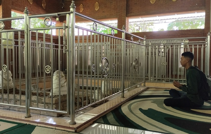 KHUSUK: Peziarah berdoa di Makam Mbah Taslim, di Dusun Seroyo, Desa/Kecamatan Dlanggu, Kabupaten Mojokerto. (foto: Nadya Azzahra for Radar Majapahit)