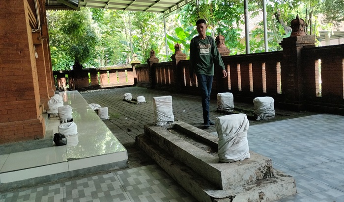 AREA LUAR: Peziarah melihat kondisi makam murid Mbah Taslim yang berada di luar area utama di Dusun Seroyo, Desa/Kecamatan Dlanggu, Kabupaten Mojokerto. (foto: Nadya Azzahra for Radar Majapahit)