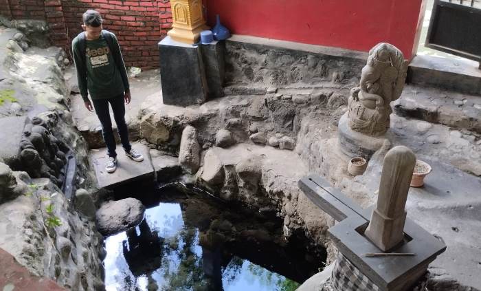 MATA AIR: Pengunjung mengamati Sendang Tirtasari di Dusun Sumbersari, Desa Sumbersono, Kecamatan Dlanggu, Kabupaten Mojokerto. (foto: Nadya Azzahra for Radar Majapahit)