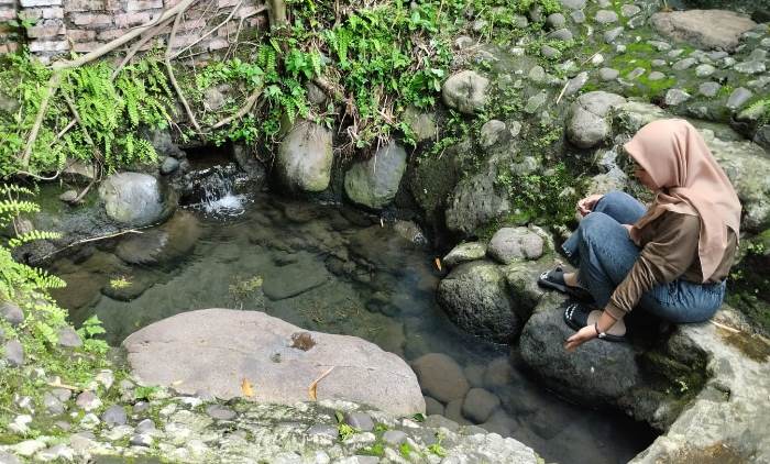 JERNIH: Pengunjung mengamati kejernihan air di Sendang Tirtasari di Dusun Sumbersari, Desa Sumbersono, Kecamatan Dlanggu, Kabupaten Mojokerto. (foto: Nadya Azzahra for Radar Majapahit)