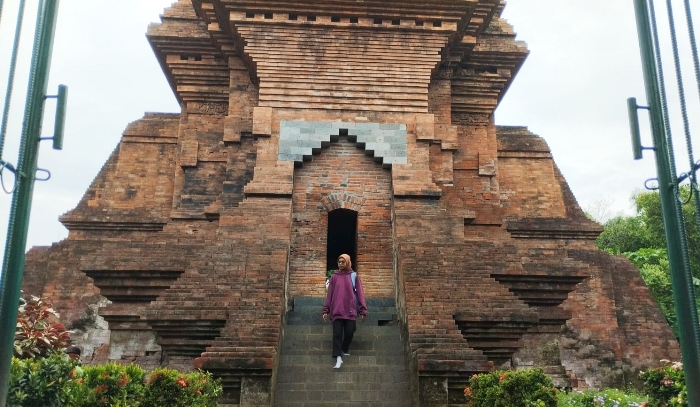 PADURAKSA: Pengunjung menuruni anak tangga Candi Dermo, di Dusun Santren, Desa Candinegoro, Kecamatan Wonoayu, Kabupaten Sidoarjo. (foto: Misbakhul Ulum for Radar Majapahit)