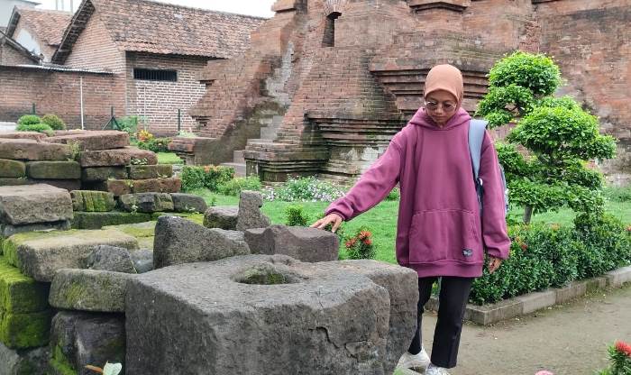 TEMUAN ARCA: Pengunjung mengamati temuan Lingga Yoni di area Candi Dermo, di Dusun Santren, Desa Candinegoro, Kecamatan Wonoayu, Kabupaten Sidoarjo. (foto: Nadya Azzahra for Radar Majapahit)