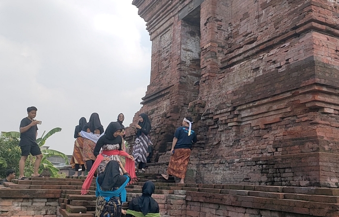 BUDAYA: Sejumlah wisatawan sedang mengamati dan pengenalan Sejarah Candi Pari di Dusun Candipari Kulon, Desa Candipari, Kecamatan Porong, Kabupaten Sidoarjo. (foto: Misbakhul Ulum for Radar Majapahit)