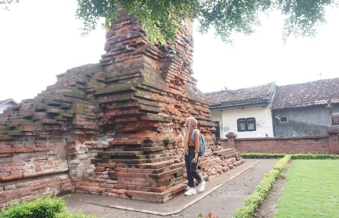 WISATA SEJARAH: Pengunjung melihat bangunan Candi Sumur di Dusun Candi Pari Wetan, Desa Candi Pari, Kecamatan Porong, Kabupaten Sidoarjo. (foto: Reza Firman for Radar Majapahit)