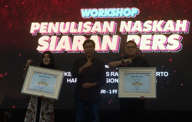 UCAPAN TERIMA KASIH: Pj Wali Kota Mojokerto Ali Kuncoro dan Bupati Ikfina Fahmawati menerima piagam penghargaan dari Direktur JPRM Nur Kholis. (foto: Awaludin Ibnu for Radar Majapahit)