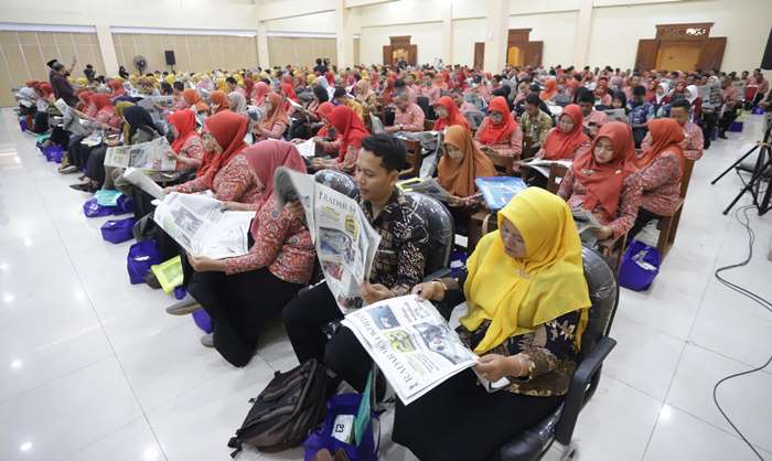 KEMBALI BACA KORAN: Sebanyak 500 peserta membaca koran bersama di tengah workshop Penulisan Naskah Siaran Pers. (foto: Sofan Kurniawan)