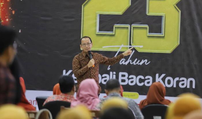 PELATIHAN: Agus Subagyo, Dewan Pakar Persatuan Wartawan Indonesia (PWI) menyampaikan materi workshop di Mal Pelayanan Publik Kota Mojokerto. (foto: Sofan Kurniawan)