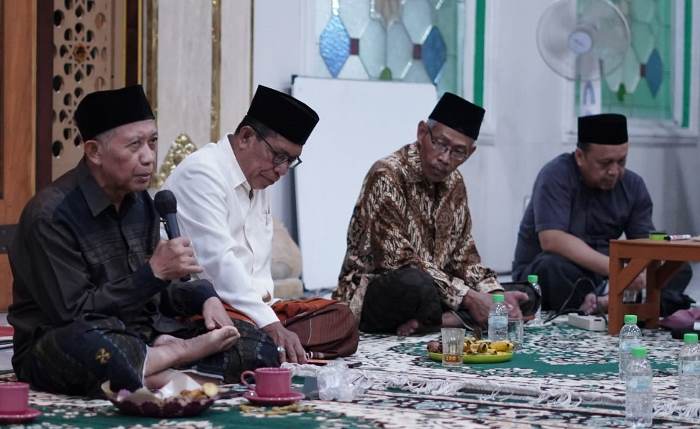 DIROMBAK: Suasana rembuk bersama jamaah Masjid Agung Al-Fattah dalam kegiatan pemilihan ketua takmir, Jumat (19/1) malam.