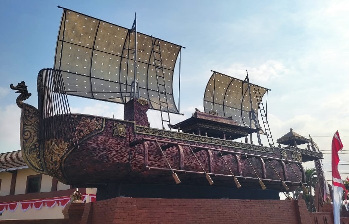 SIMBOL MARITIM: Monumen kapal Majapahit di Simpang Empat Sekarputih, Kota Mojokerto.