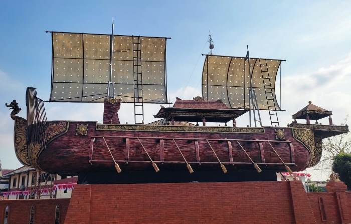 IDENTITAS SEJARAH: Monumen kapal Majapahit di Simpang Empat Sekarputih, Kota Mojokerto.