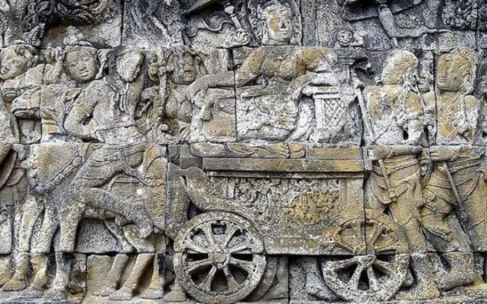 CATATAN ARKEOLOGIS: Relief Lalitavistara di dinding Candi Borobudur menggambarkan ibu Sidharta Gautaman, Ratu Maya, menaiki kereta kuda.