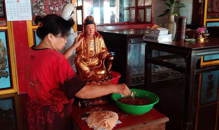 TRADISI: Menyambut Tahun Baru Imlek, etnis Tionghoa membersihkan patung dewa di Kelenteng Hok Sian Kiong Kota Mojokerto, Minggu (4/1)(foto: Bryan Noer for Radar Mojapahit).