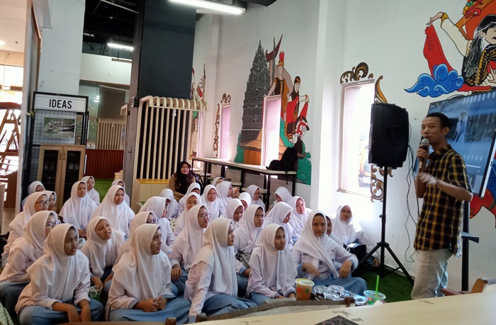 ANTUSIAS: Sebanyak 40 siswa SMA Darul Quran mendengarkan materi yang disampaika Manajer Online dan Media Sosial JPRM Moch. Chariris di Darmo Corner Sunrise Mall Kota Mojokerto. (foto: Putri Fadiyah)