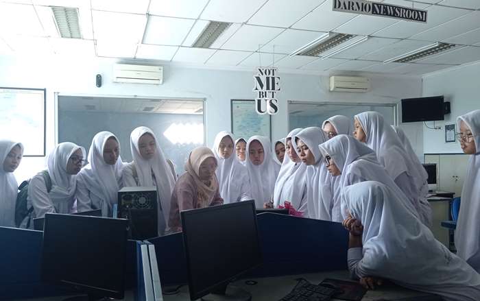 BERBAGI ILMU: Siswa SMA Darul Quran menyimak penjelasan penulisan berita dari Indah Oceananda, wartawan JPRM, di newsroom JPRM, Senin (5/2). (foto: Wilda Mifta for Radar Majapahit)