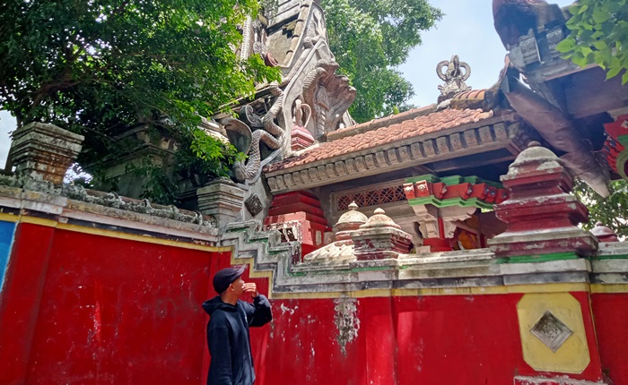 BERMAKNA: Pengunjung mengamati hiasan atap pada bangunan Punden Nyi Pandansari di Dusun Simpang, Desa Sidoharjo, Kecamatan Gedeg, Kabupaten Mojokerto. (foto: Putri Fadiyah for Radar Majapahit)