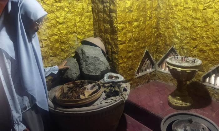 TERPELIHARA: Pengunjung mengamati area dalam Punden Nyi Pandansari di Dusun Simpang, Desa Sidoharjo, Kecamatan Gedeg, Kabupaten Mojokerto. (foto: Moch. Khasib for Radar Majapahit)