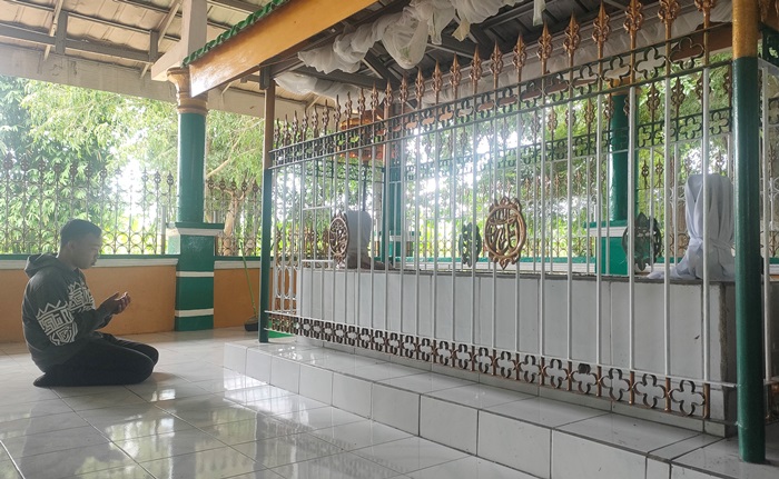 KHUSYUK: Pengunjung sedang berziarah di Makam Mbah Sentono di Dusun Ngabar, Desa Ngabar, Kecamatan Jetis, Kabupaten Mojokerto. (foto: Misbakhul Ulum for Radar Majapahit)