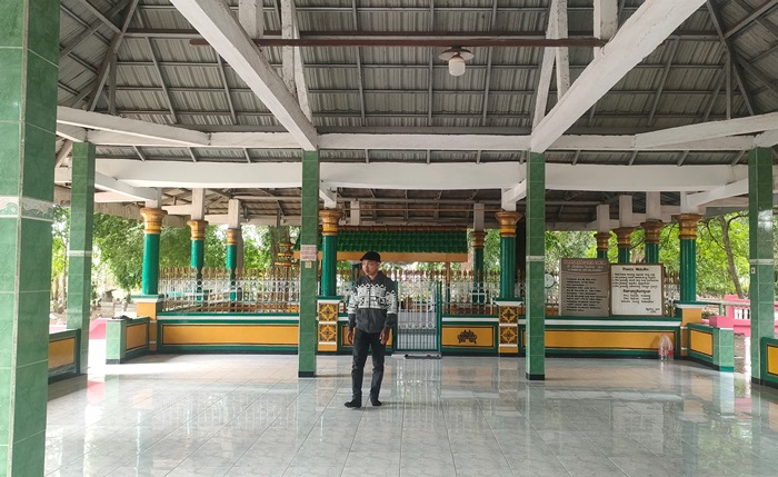 KERAMAT: Makam Mbah Sentono di Dusun Ngabar, Desa Ngabar, Kecamatan Jetis, Kabupaten Mojokerto kerap dikunjungi peziarah dari berbagai daerah. (foto: Misbakhul Ulum for Radar Majapahit)