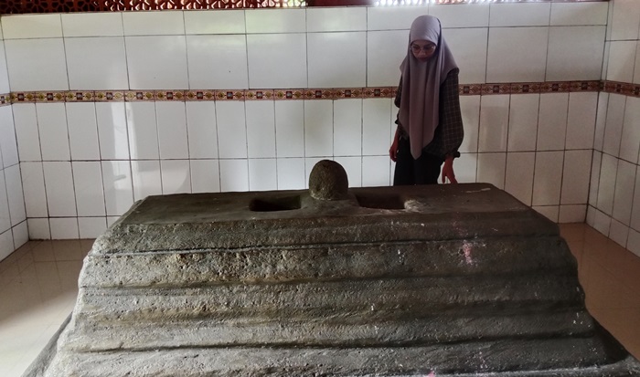 PENANDA: Pengunjung mengamati petilasan Mbah Sentono di Dusun Dempel, Desa Tumapel, Kecamatan Dlanggu, Kabupaten Mojokerto. (foto: Nur Hidayatul for Radar Majapahit)