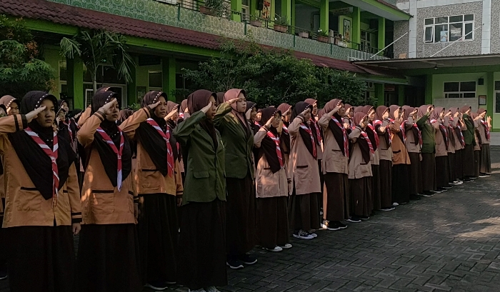 HORMAT: Ratusan siswa tingkat SMP dan SMA sekaligus santri Pondok Pesantren Darul Quran Kota Mojokerto mengikuti upacara memperingati HPN 2024, Jumat (9/1). (foto: Misbakhul Ulum for Radar Majapahit)