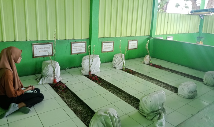 TERAWAT: Pengunjung berziarah di makam para prajurit Kerajaan Mataram, di Dusun Keniten, Desa Puloniti, Kecamatan Bangsal, Kabupaten Mojokerto. (foto: Moch. Khasib for Radar Majapahit)