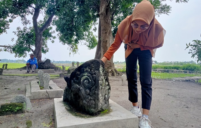 TEMUAN ARCA: Pengunjung mengamati temuan regol yang tersisa di kompleks pemakaman prajurit Mataram, di Desa Puloniti, Kecamatan Bangsal, Kabupaten Mojokerto. (foto: Moch. Khasib for Radar Majapahit)