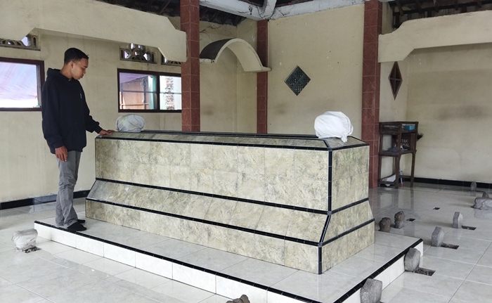 BERZIARAH: Peziarah mengamati kompleks pemakaman Mbah Raden Antio, di Dusun Kauman, Desa/Kecamatan Bangsal, Kabupaten Mojokerto. (foto: Putri Fadiyah for Radar Majapahit)