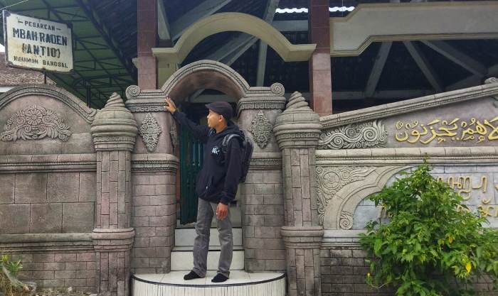 TERJAGA: Peziarah sedang mangamati makam Mbah Raden Antio di Dusun Kauman, Desa/Kecamatan Bangsal, Kabupaten Mojokerto. (foto: Putri Fadiyah for Radar Majapahit)