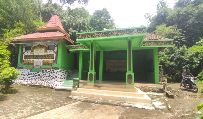 TERAWAT: Terdapat sebuah pendapa bagi peziarah di sisi selatan Makam Mbah Margo di Desa Karangjeruk, Kecamatan Jatirejo, Kabupaten Mojokerto. (foto: Moch. Khasib for Radar Majapahit)