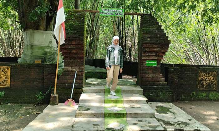 TERTUA: Peziarah melewati gapura Makam Tumenggung Prawiro Seno, di Desa Sumberwono, Kecamatan Bangsal, Kabupaten Mojokerto. (foto: Nadya Azzahra for Radar Majapahit)