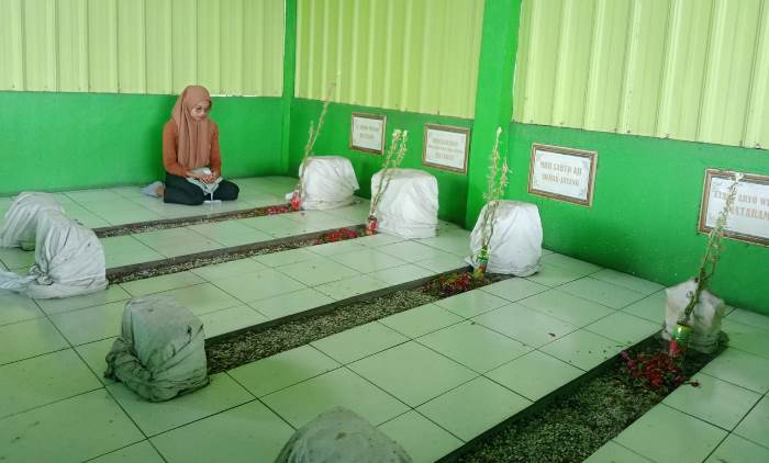 TERJAGA: Peziarah sedang mengamati kompleks pemakaman prajurit Mataram di Dusun Keniten, Desa Puloniti, Kecamatan Bangsal, Kabupaten Mojokerto. (foto: Moch. Khasib for Radar Majapahit)