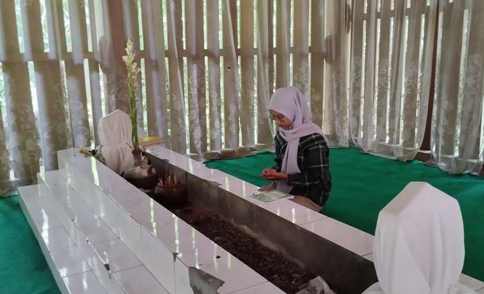 KHUSUK: Peziarah berdoa di Makam Mbah Wali Penadaran, di Dusun Sumberame, Desa Sumberwono, Kecamatan Bangsal, Kabupaten Mojokerto. (foto: Nadya Azzahra for Radar Majapahit)