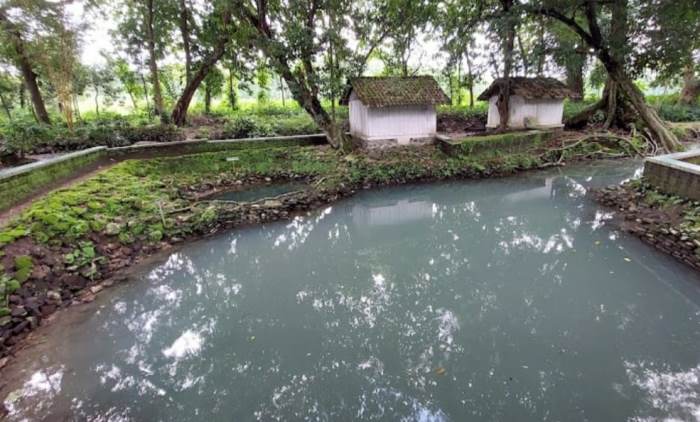 SEDERHANA: Ruangan kecil menyerupai rumah untuk bersemadi di Sendang Made di Dusun/Desa Made, Kecamatan Kudu, Kabupaten Jombang. (dokumentasi Supono for Radar Majapahit)
