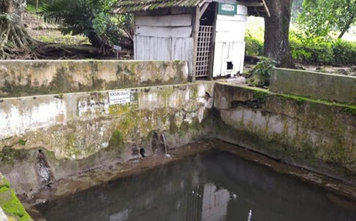 JERNIH: Pengunjung tidak dilarang mandi di Sendang Drajat di kompleks Sendang Made, di Dusun/Desa Made, Kecamatan Kudu, Kabupaten Jombang. (dokumentasi Supono for Radar Majapahit)