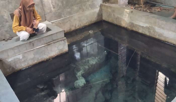 BERKHASIAT: Komplek Makam Mbah Buyut Kaligoro dikenal memiliki mata air yang jernih, di Dusun/Desa Kaligoro, Kecamatan Kutorejo, Kabupaten Mojokerto. (foto: Nadya Azzahra for Radar Majapahit)
