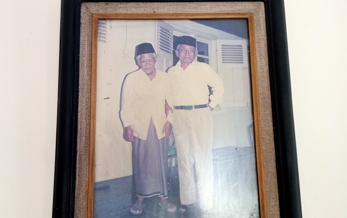 PAHLAWAN: Foto KH Moenasir Ali (kiri) semasa hidup bersama Sulam Samsul rekan seperjuangan, di Dusun/Desa Pekukuhan, Kecamatan Mojosari, Kabupaten Mojokerto. (foto: Nadya Azzahra)